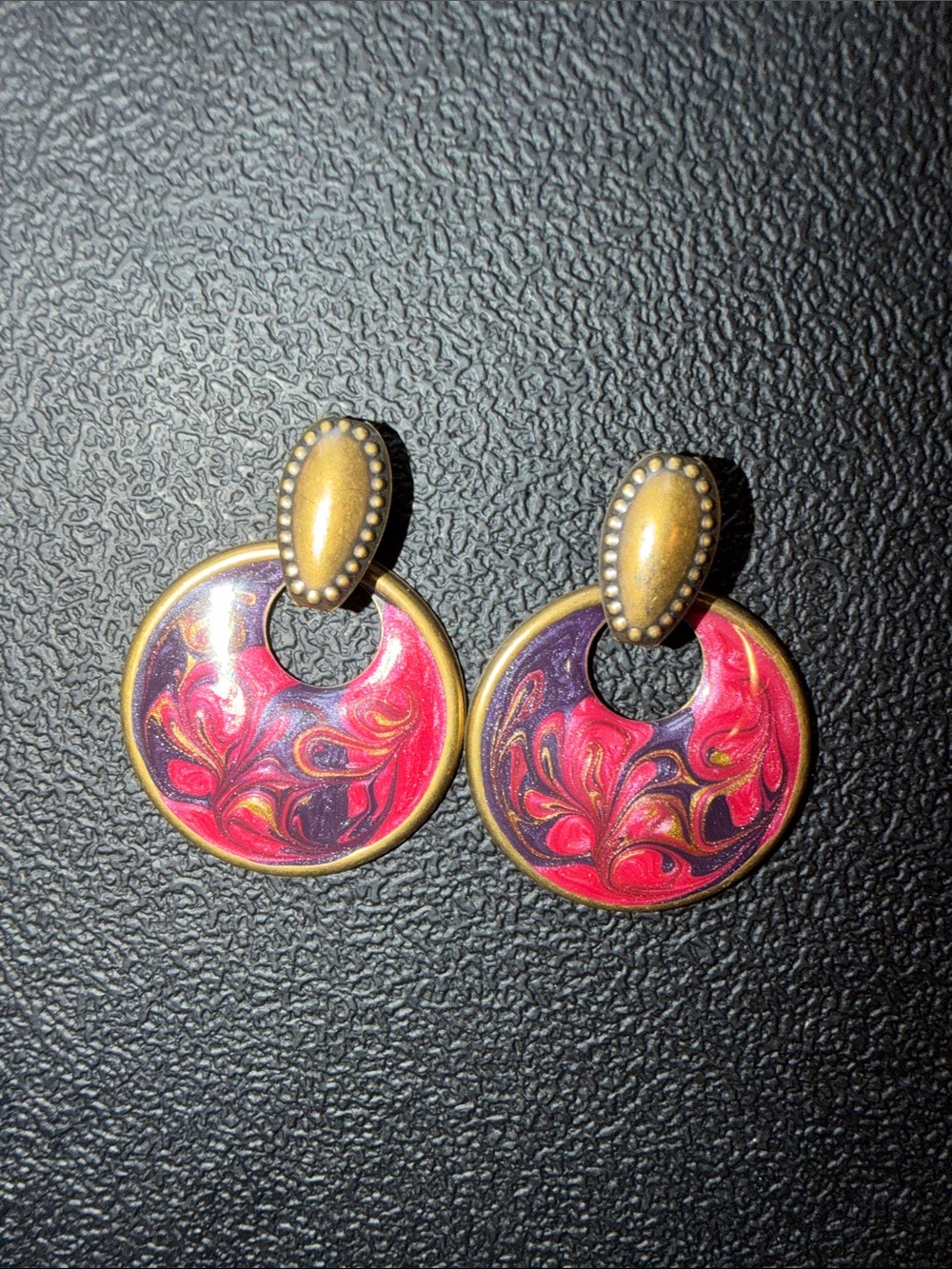 🩷💜VINTAGE PINK AND PURPLE ENAMEL SWIRL, GOLD TONE, METAL DANGLE EARRINGS💜🩷